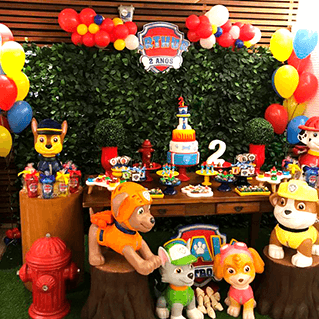 Imagem de uma mesa decorada para uma festa infantil